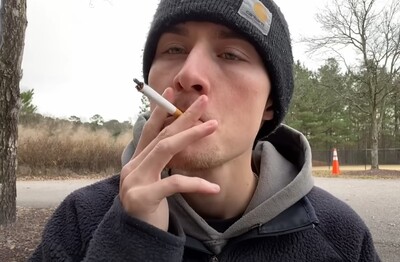 Лечение зависимости от табакокурения во Владивостоке Мужчина с сигаретой делает затяжку