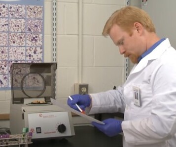 Клиника лечения наркозависимости во Владивостоке Врач в кабинете клиники